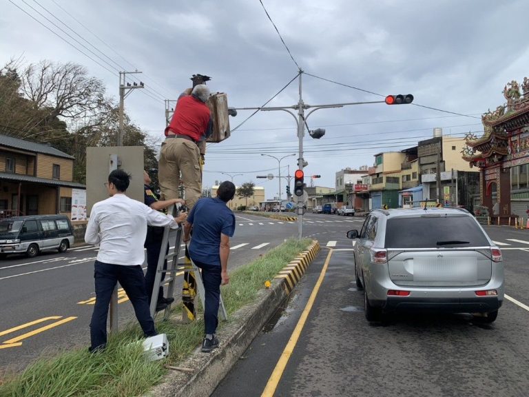 固定照相執法設備不敵強風遭吹倒  苗栗警迅速通知維修保安全
