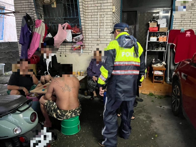 康芮颱風強勢襲臺  新城警冒著強勁風雨安置居民