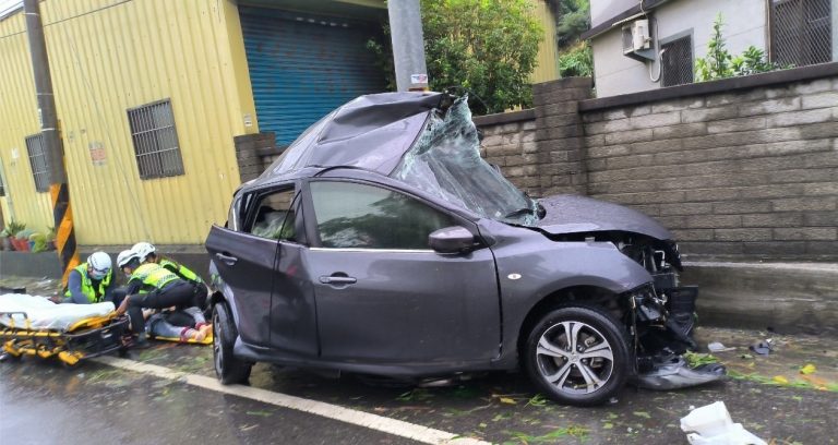 疑天雨路滑自小客車自撞電桿   苗栗警籲雨天行車務必減速慢行！