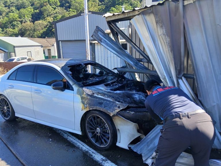 自小客車不明原因自撞起火 苗警及時到場疏處