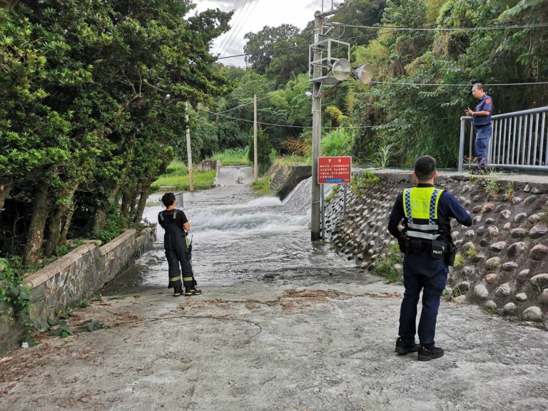 水庫洩洪民眾受困 警拉雙層封鎖線提醒民眾