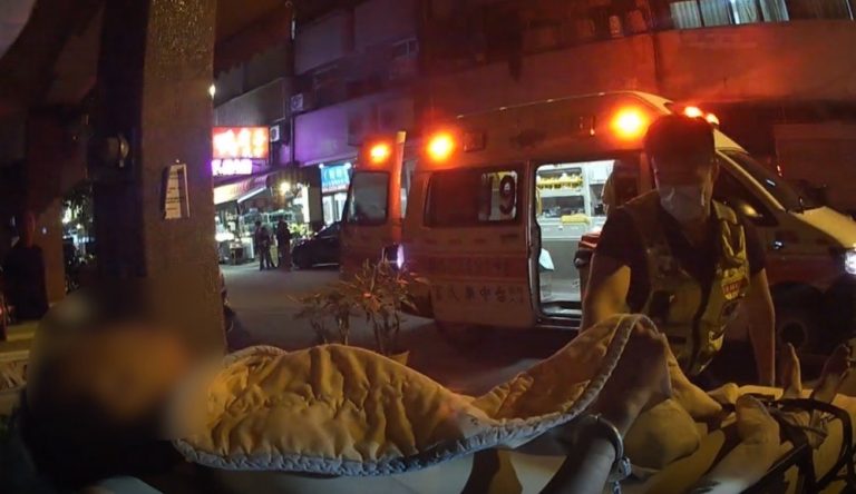 男子夜市內突裸奔失序 台中警消迅速到場戒護送醫