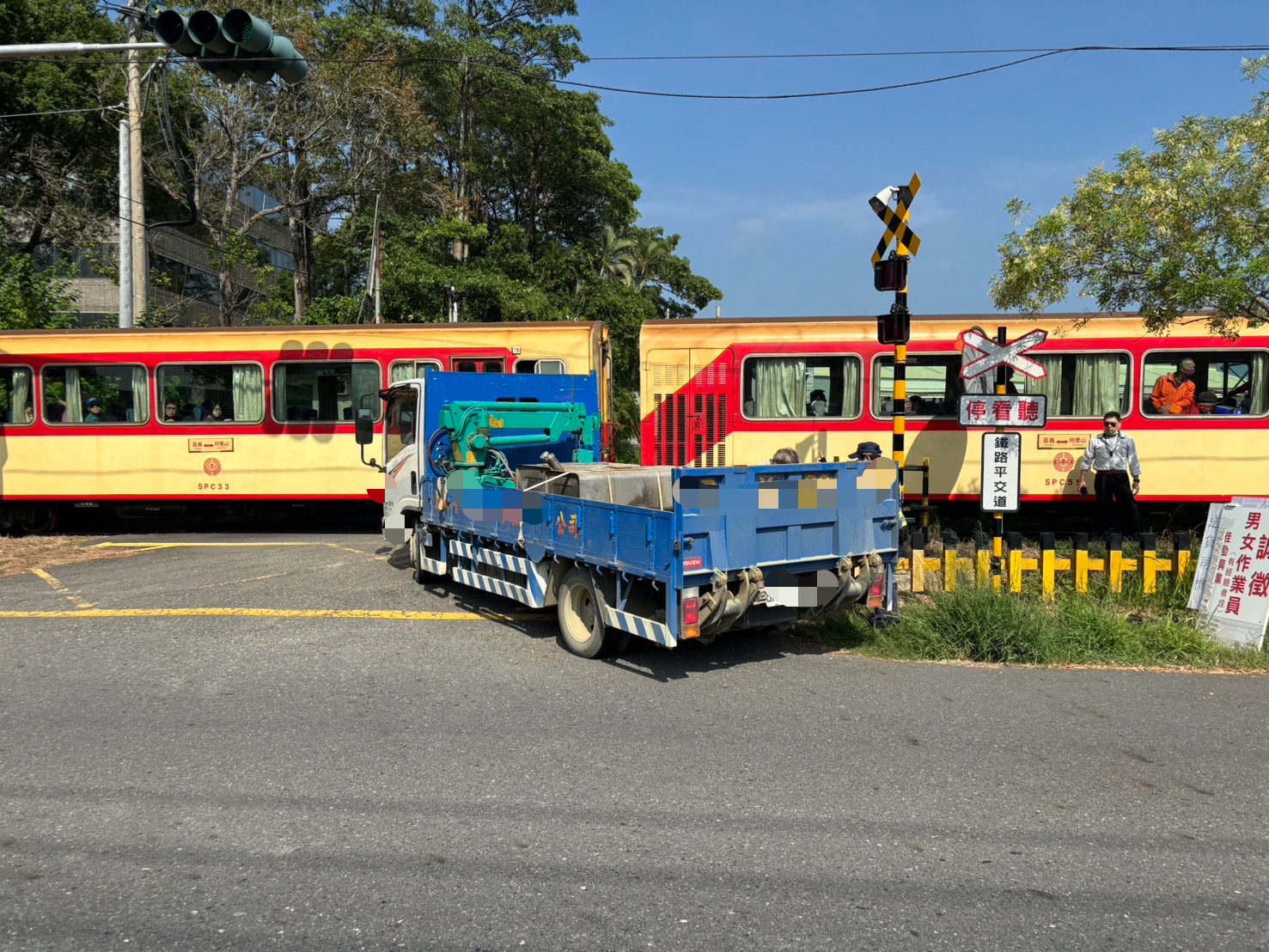 平交道路口網狀線違規停車與森鐵火車發生擦撞 | 蕃新聞