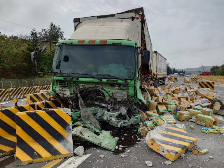 西濱快速道路自撞意外  所幸無人傷亡