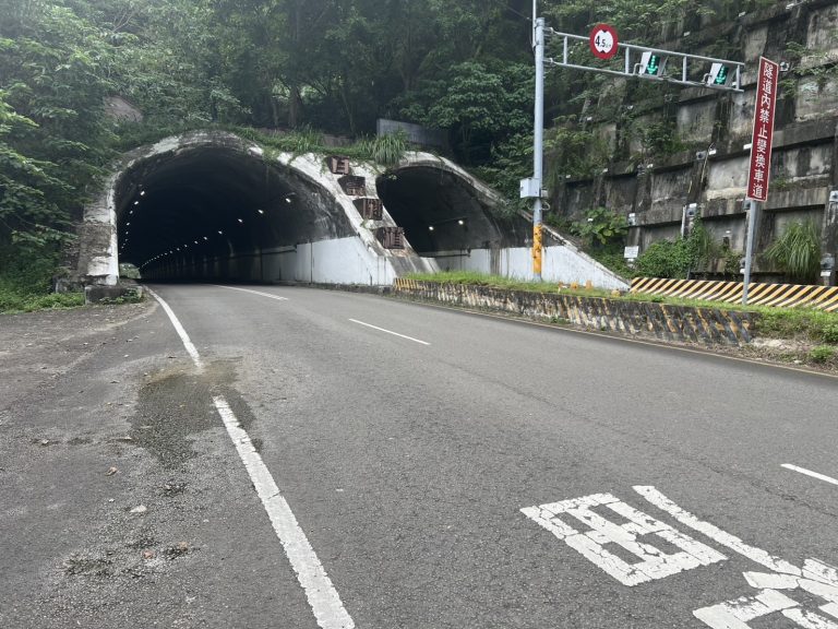 大重機騎士隧道內「翹孤輪」  大湖警查證如屬實將開罰