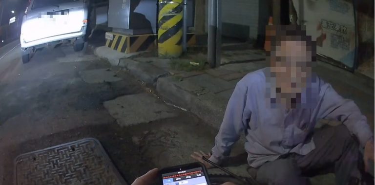 老翁深夜騎腳踏車不慎跌倒 仍堅持牽車返家清水警陪同護送