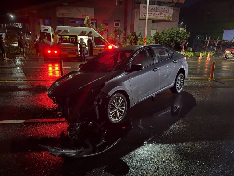 疑天雨路滑  台東自小客車失控自撞民宅花圃