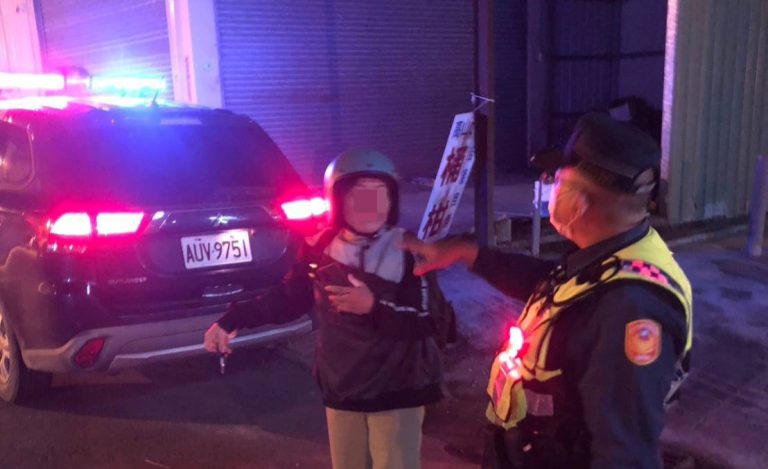 婦人遺失皮包心急追公車 和平警方迅速尋回