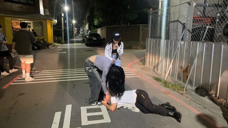 喝酒勿失控！酒醉男喧嘩試咬人 警依法管束送醫