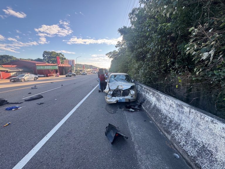 苗栗自小客不明原因逆向  撞上對向普重機車
