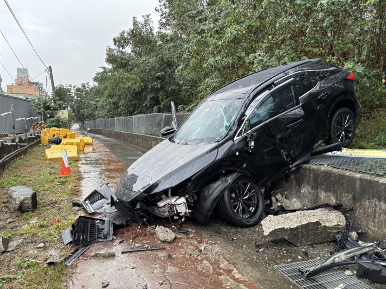 酒駕釀禍！頭份銀河路逆向自撞護欄 車輛跌落邊坡