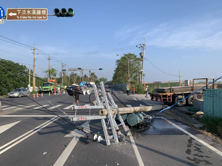 曳引車轉彎未注意內輪差  撞倒電線桿阻礙交通