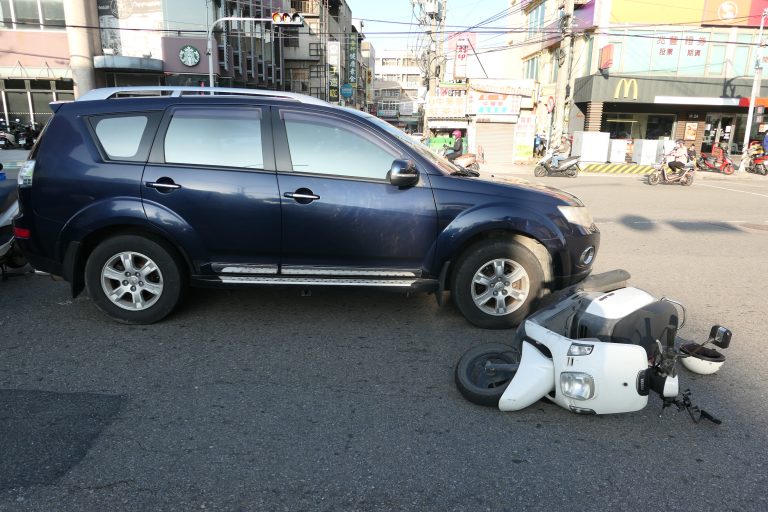 普重機未依規定左轉與直行車碰撞  騎士送醫無大礙