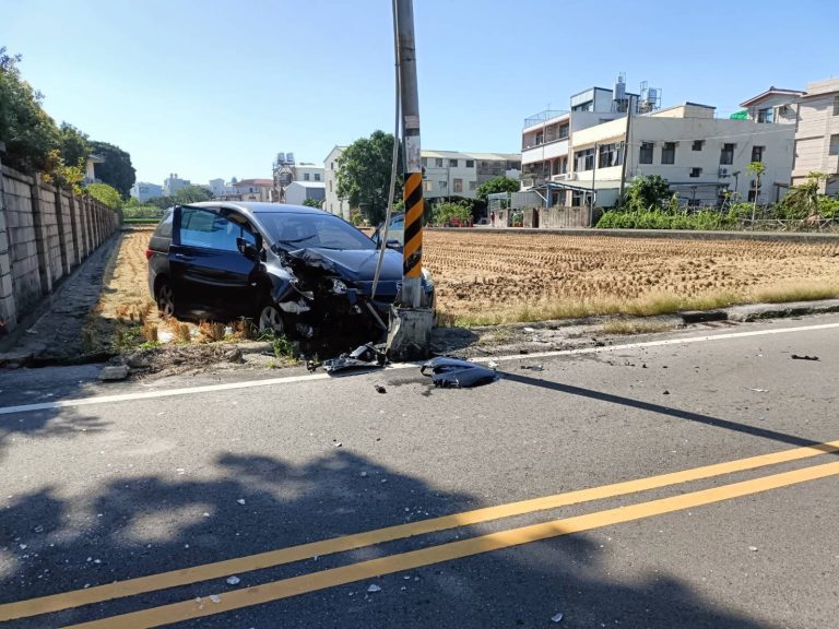 自小客車不明原因撞電桿 苗警籲駕車務必全神貫注