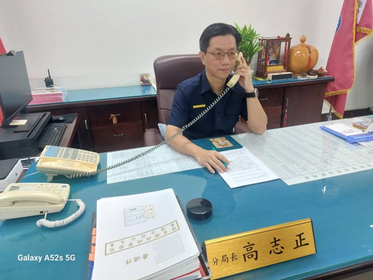 東港警分局長高志正親上警廣空中反詐騙宣導