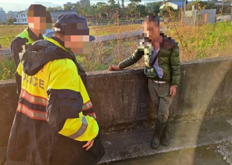 男子情緒不穩焚燒雜草  竹南警火速到場保護防止悲劇