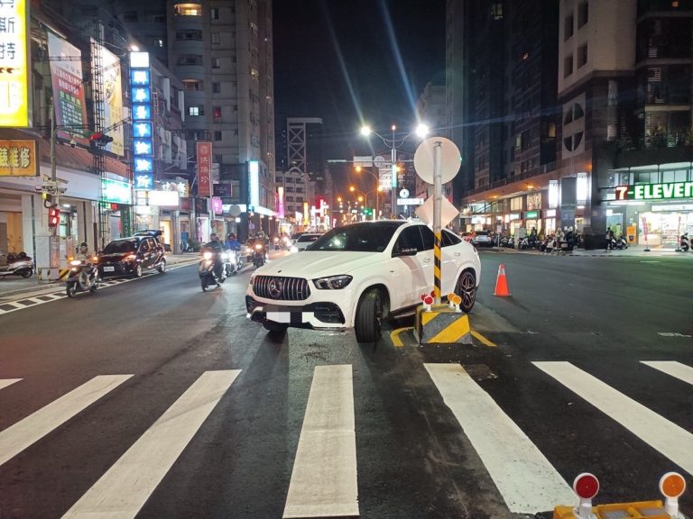 新設行人庇護島沿線撞不停！  警呼籲民眾行車注意車前狀況