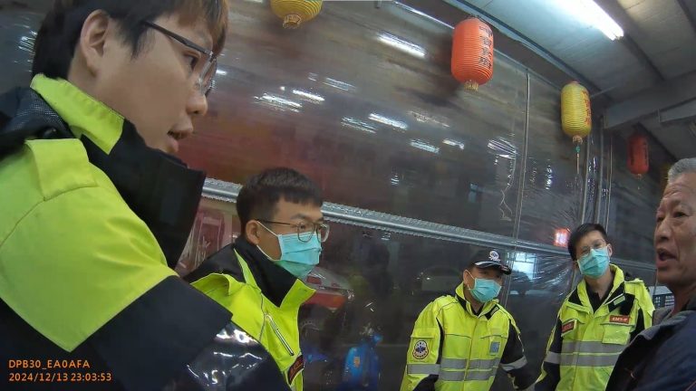 女子酒醉路倒薑母鴨店 警方協助安全返家