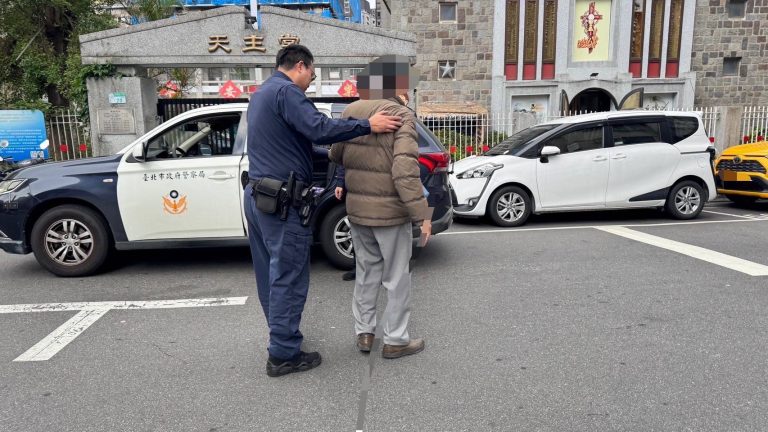 寒冷天老翁走失 北投警即時尋獲護送返家