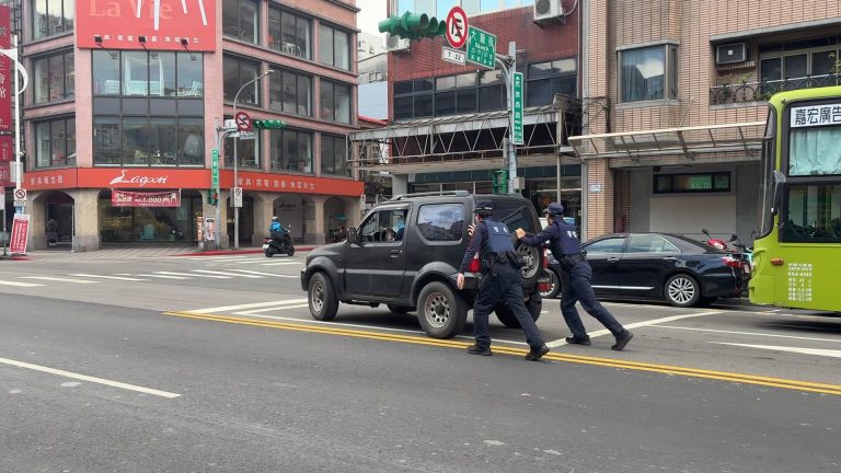 民眾車輛拋錨 保大警伸援手移置路旁