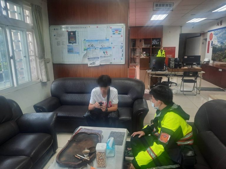 揪感心！機車爆胎受困山區 北投警送暖助解圍