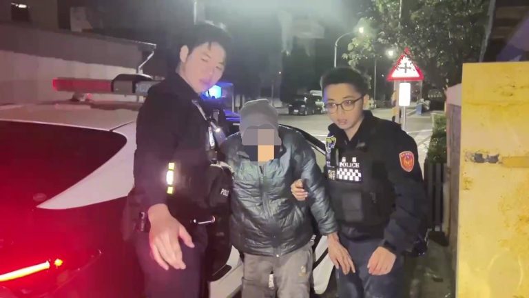 9旬翁腿無力「卡」路中險象環生 池上暖警伸援手護送平安返家