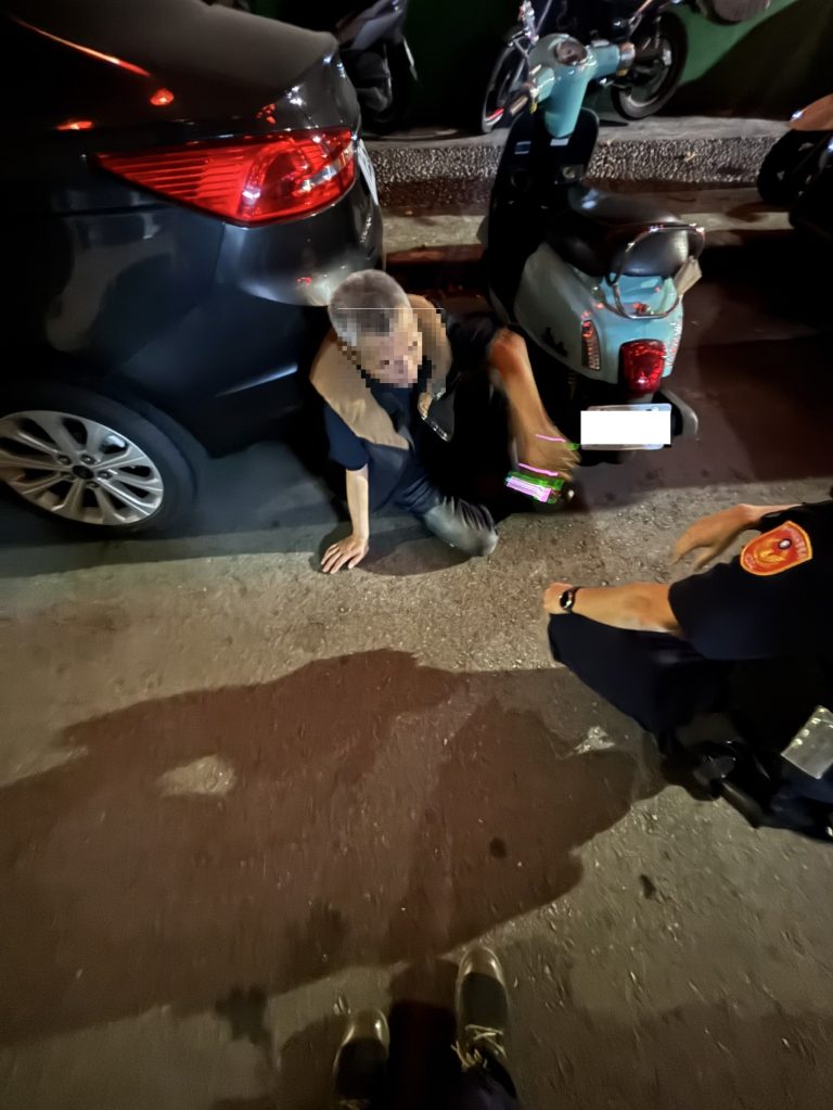 醉男深夜竟獨臥車縫險被輾  台中警暖心救援化解險境