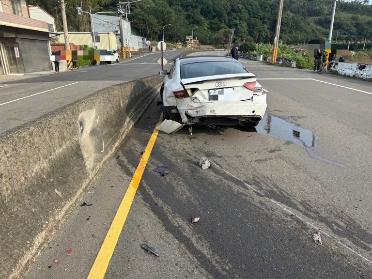 自小客車不明原因撞電桿 苗警籲駕車務必全神貫注