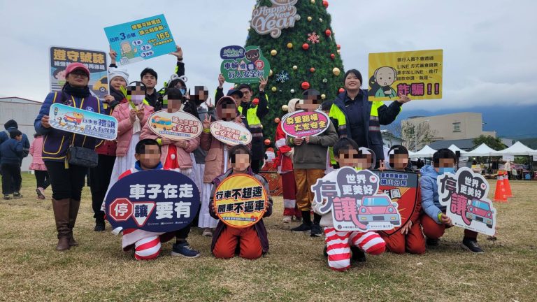「愛在聖誕-愛心義賣活動」 關山警扮聖誕老人宣講防詐交安及反毒