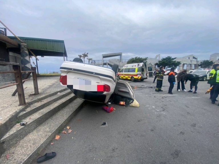 大貨車疑變換車道不慎    小客車遭撞翻覆幸無大礙