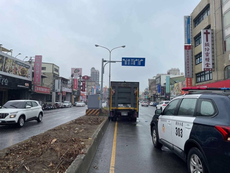 行人違規橫越馬路險釀大禍 警方籲守規遵法保安全