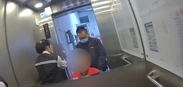 寒冬暖警伸援手 跌倒老翁平安返家