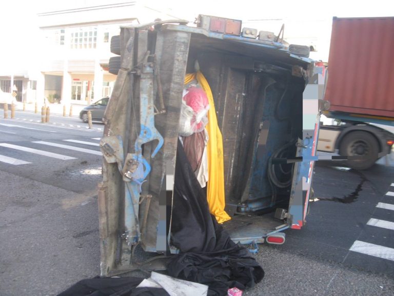 逆光撞翻垃圾車 警籲逆光應減速慢行