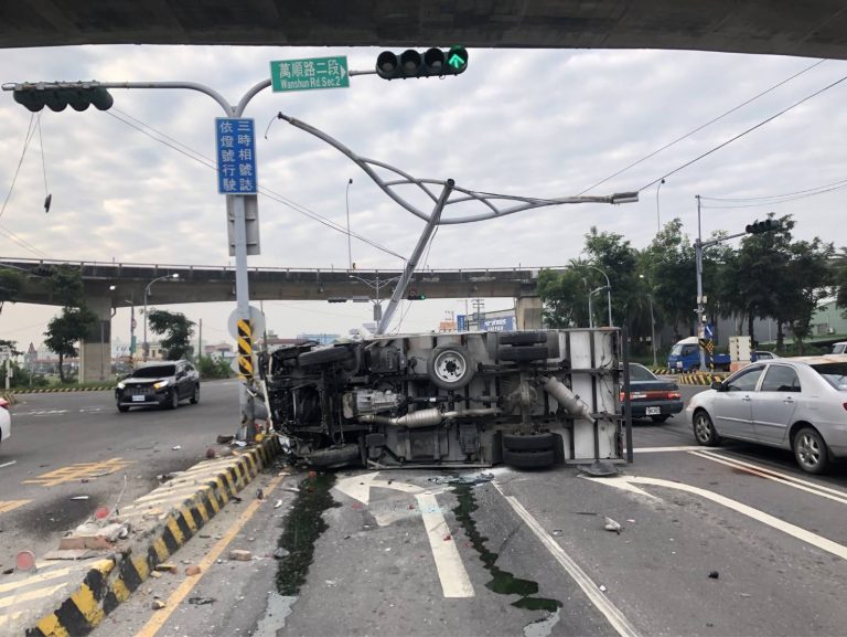 貨車事故翻覆波及多車   屏東警速排除交通狀況
