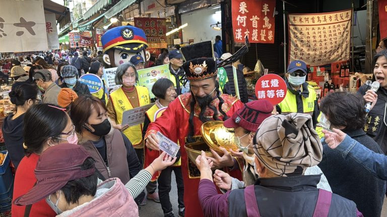 警所長巧扮財神爺敲鑼掃街 結合民力推防詐與交通安全宣導
