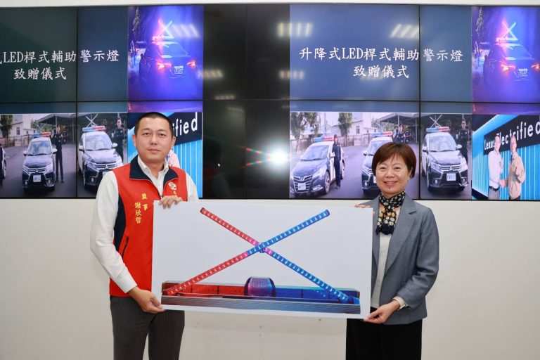 屏東警友捐贈警示燈 強化交通警察執勤安全