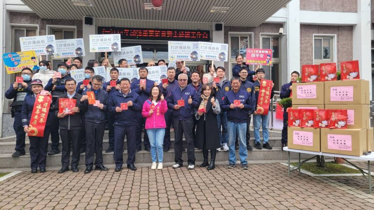 台東議會議長吳秀華至關山警慰勤 送「祥瑞迎春」紅包拜早年！