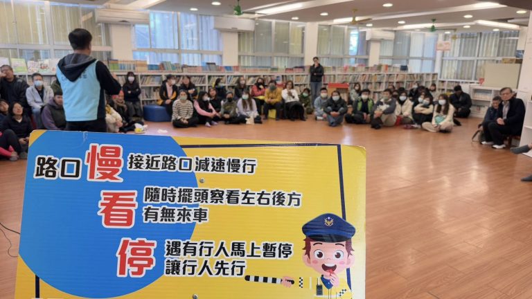 關山警受邀至鎮公所年終業務會議會場 宣講「打詐儀錶板」及「交通路權」
