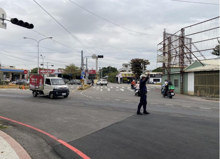 交通號誌電線遭勾斷 豐警啟動交通快打排除