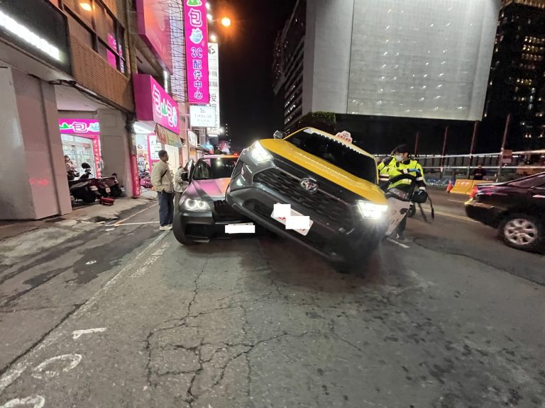 小黃衝上BMW引擎蓋上離奇事故   警調閱監視器釐清事發經過