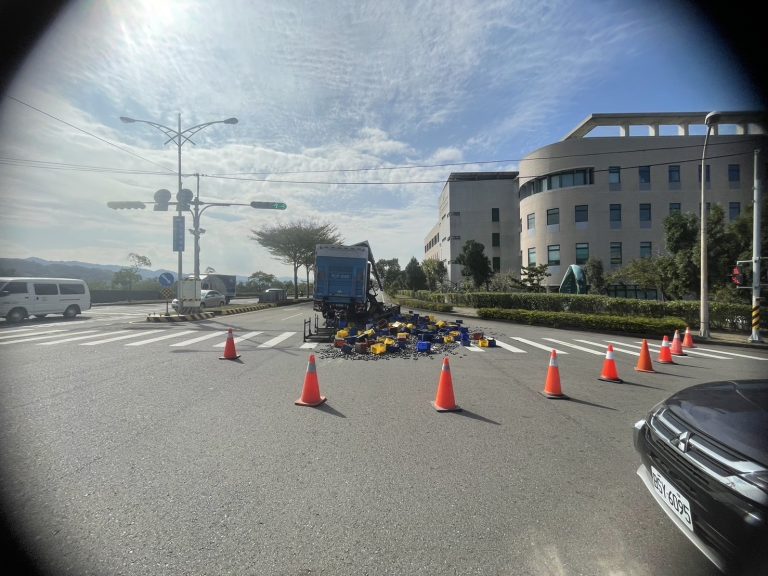 疑車廂門鎖未關妥 過彎甩出貨物 苗栗警依法開罰