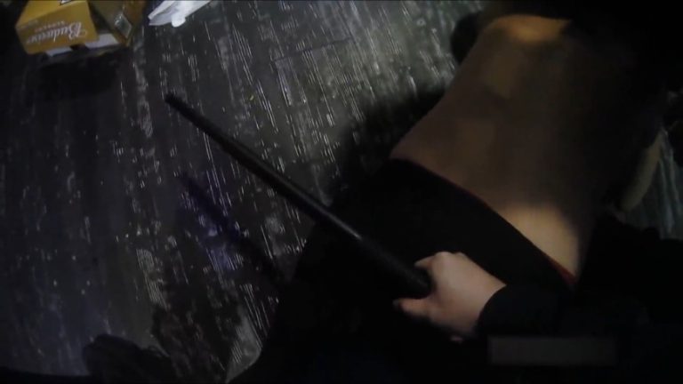 小吃店糾紛 醉男拒配合腳踹員警 遭依妨害公務送辦