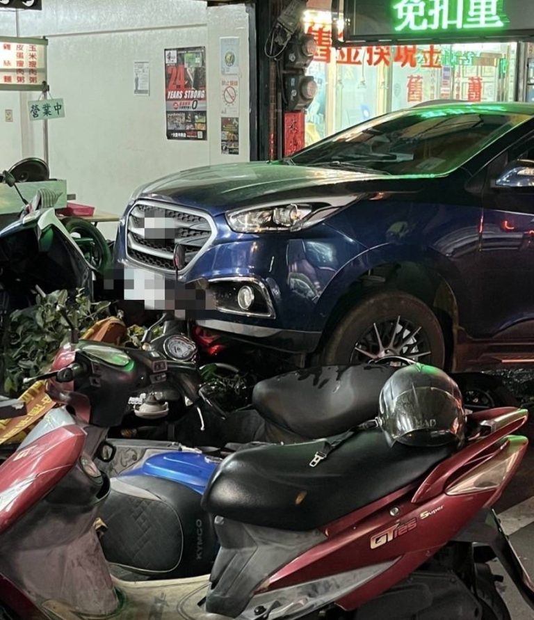 停等紅燈小擦撞衍生行車糾紛 自小客車駕駛辯稱「誤踩油門！」