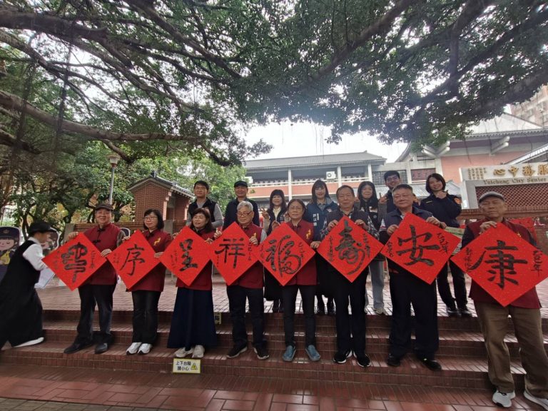 新春揮毫贈春聯 中警多元宣導迎金蛇
