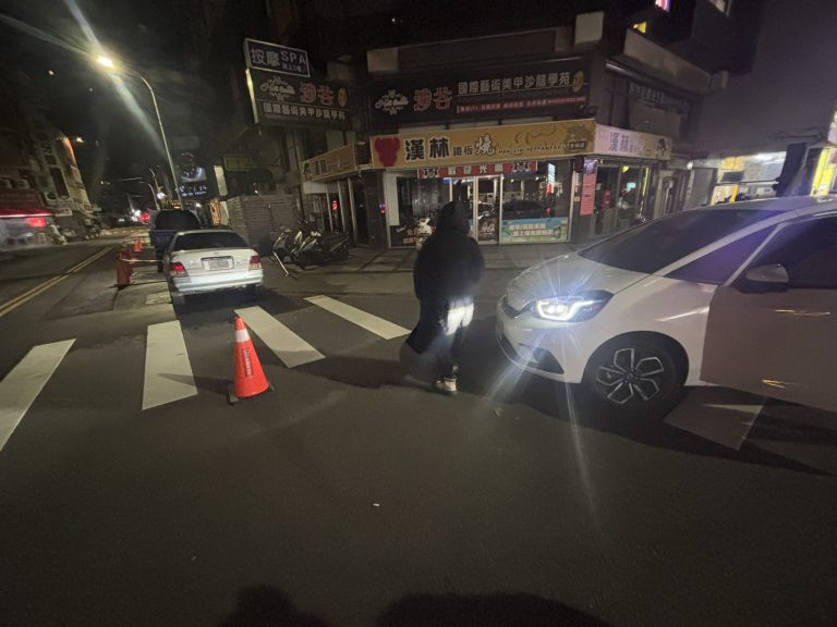 剛撞車差點又再撞  幸有女警伸援手 避免一場災難