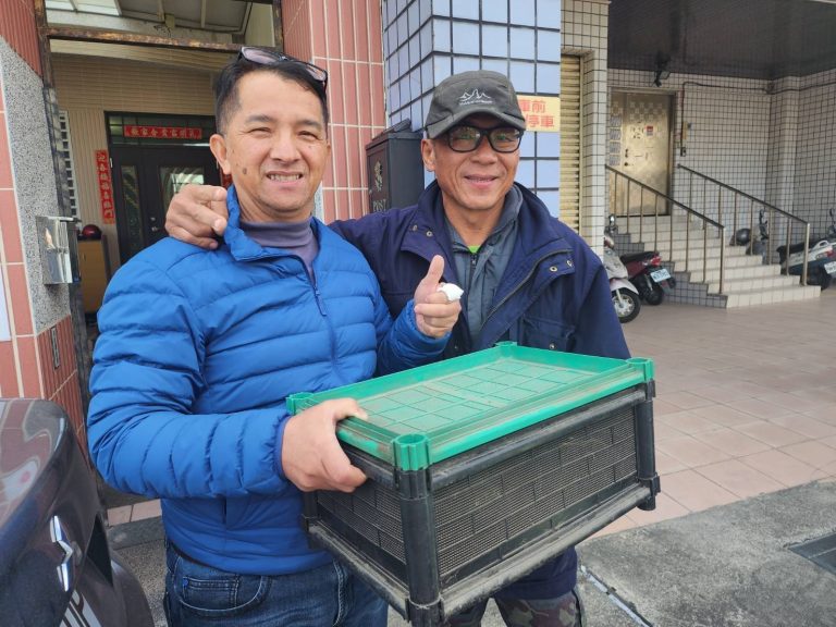 松雀鷹腳傷落難摔落路中 關警霧鹿休假警長即刻救援