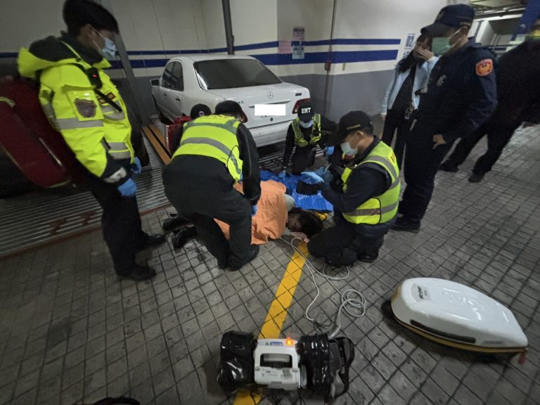 女子酒後不省人事倒臥停車場 警消即時救援送醫