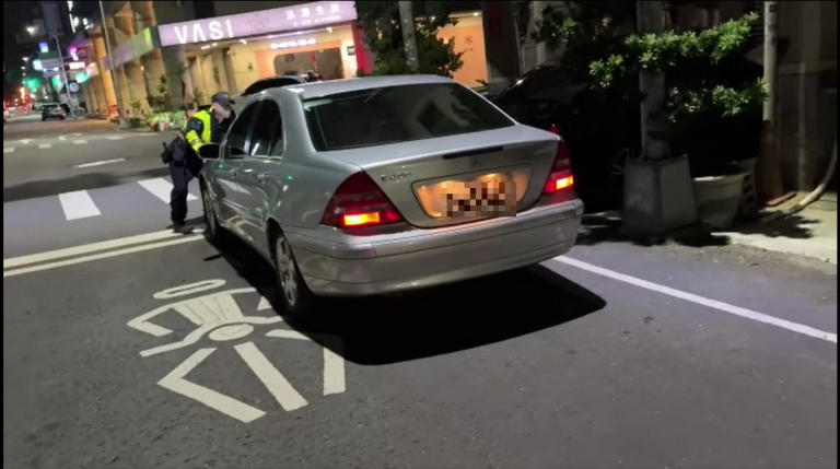 除夕夜驚魂！愛車突拋錨 幸遇熱心警助推脫困