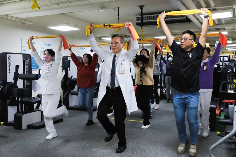 醫院推蛇年開運毛巾操 簡單動作帶來大效益