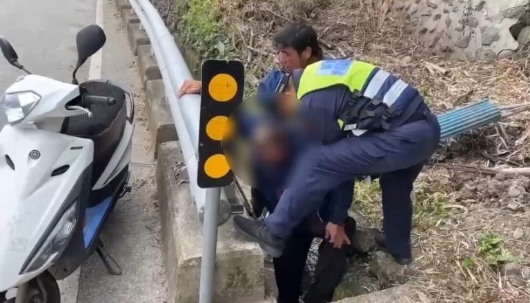 身障男檢查水管跌落水溝  求助電話信號不佳  玉里警民合力救援
